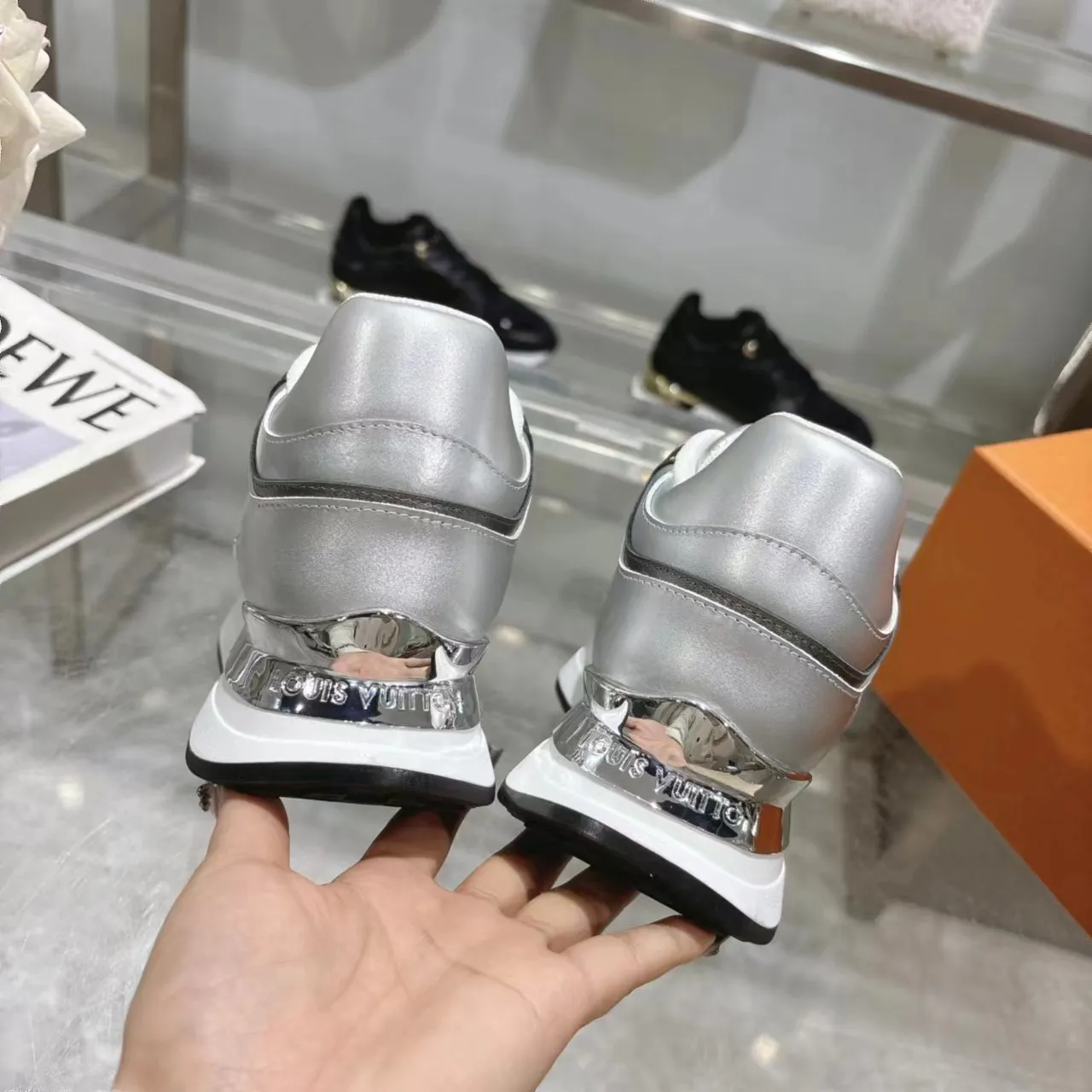 👟👟Ex-factory price 640👟👟 Men's size +10 Louis Vuitton's official website synchronizes the 2024 couple's models, this Neo Run Away sneakers are inspired by running shoes, integrating LV's iconic must-have shoes into the trend. This version is a 1:1 replica of the original version, reinterpreting Damier canvas with cow leather and mesh fabrics, highlighting its simple lines and unique wedge outsole. The main details include the LV initials on the side and the engraved gold heel stabilizer on the back plus a hidden insole. 2cm. Sizes 35-42, 39-46. Full package. High version. New and old customers are welcome to inquire.